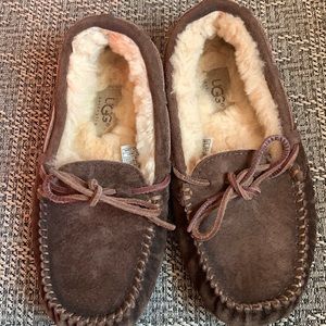 - UGG SLIPPERS EXCELLENT CONDITION